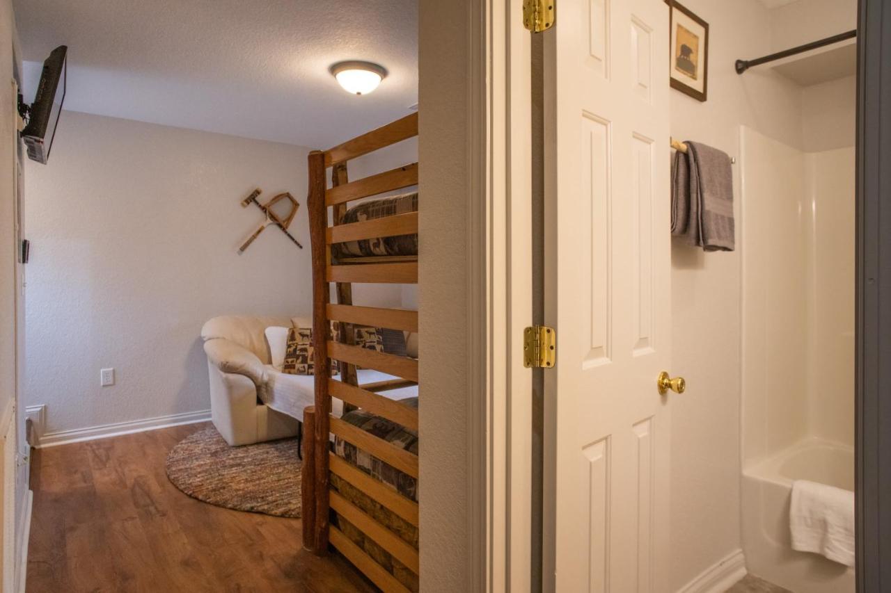 Holiday home Sasquatch A Sleeps 12