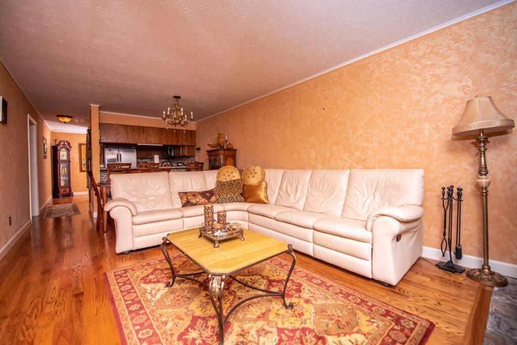 Apartment & Mountain View 5 Mins From Downtown *