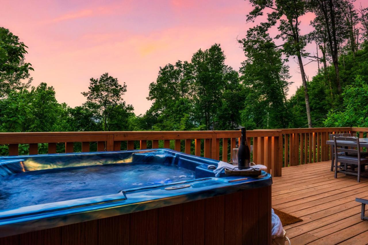 Chalet Mountainside - New Luxury Cabin-fire Table-hot Tub-3 Pools-ps5-bears Gatlinburg