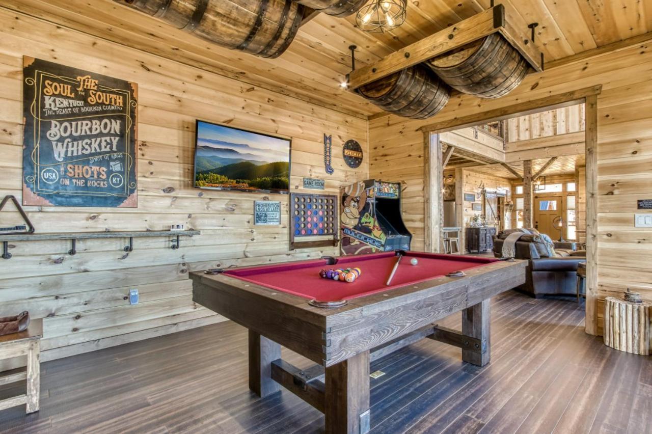 Moonshiners Hideout Hot Tub Game Pool Holiday home Gatlinburg