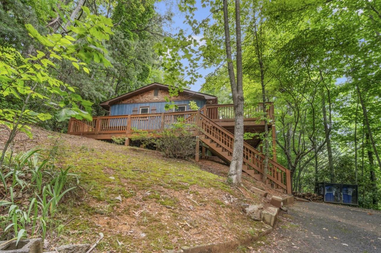 Serene Forest View- Hot Tub- Pet Friendly With Fenced Yard Holiday home
