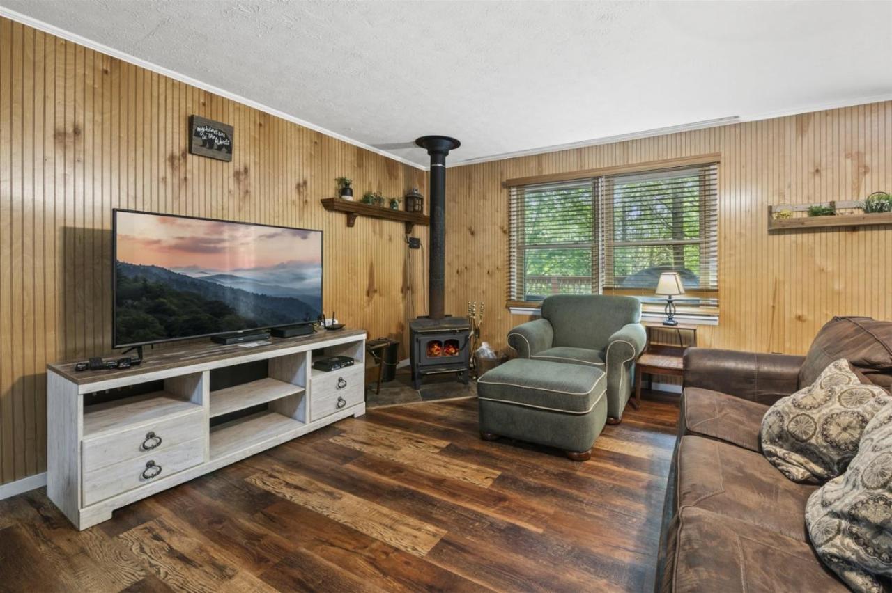 Serene Forest View- Hot Tub- Pet Friendly With Fenced Yard