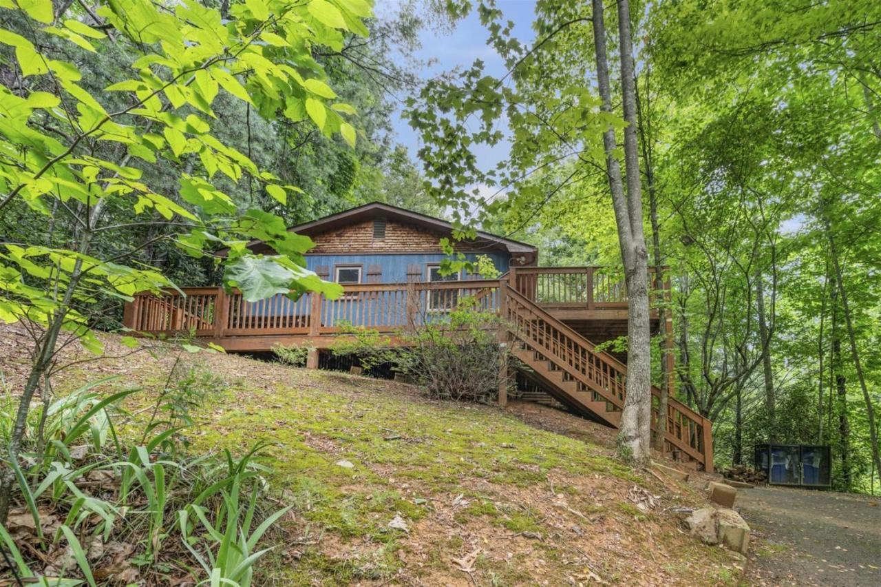 Serene Forest View- Hot Tub- Pet Friendly With Fenced Yard Holiday home