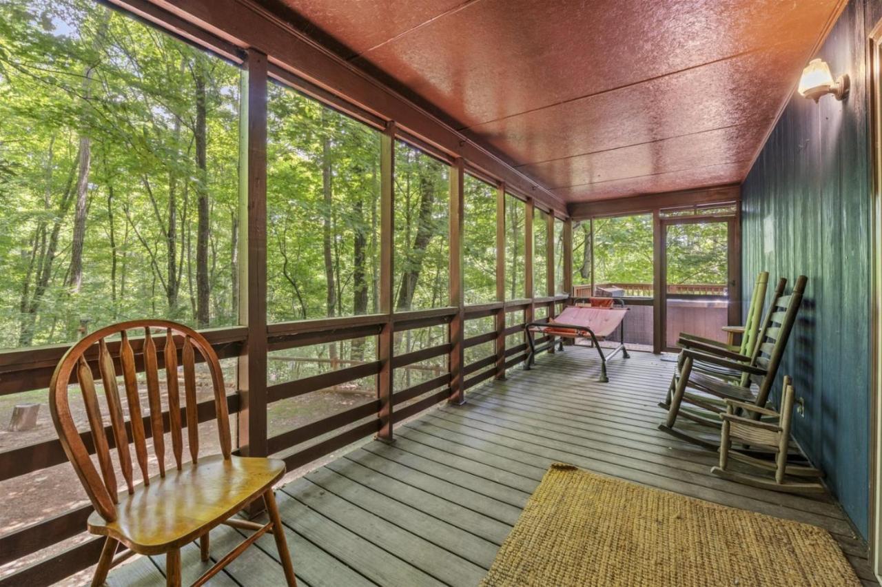 Serene Forest View- Hot Tub- Pet Friendly With Fenced Yard Gatlinburg