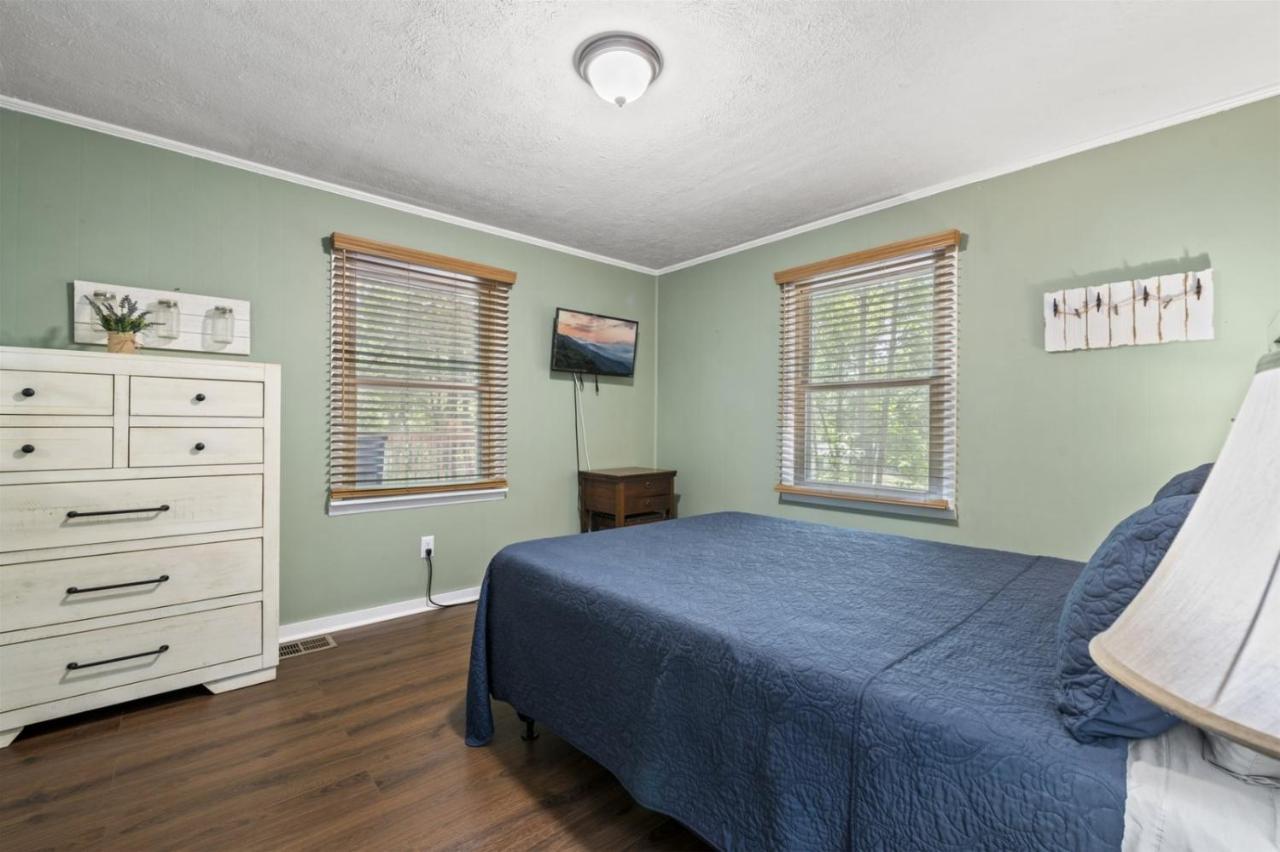 Serene Forest View- Hot Tub- Pet Friendly With Fenced Yard Holiday home *
