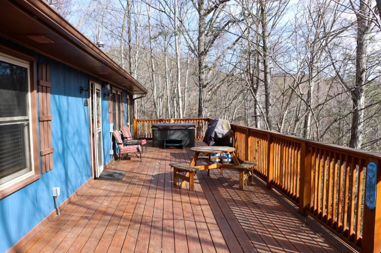 Serene Forest View- Hot Tub- Pet Friendly With Fenced Yard Holiday home Gatlinburg