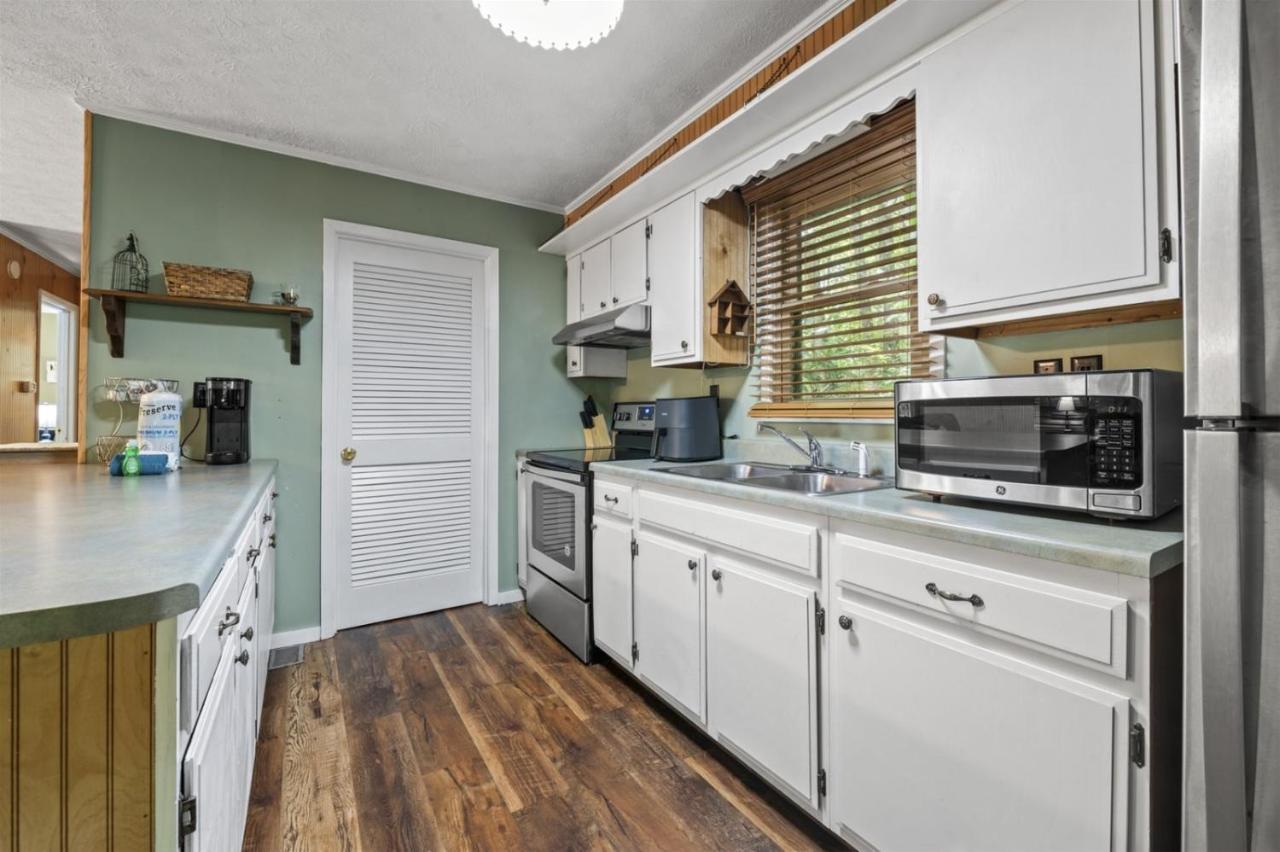 Serene Forest View- Hot Tub- Pet Friendly With Fenced Yard * Gatlinburg