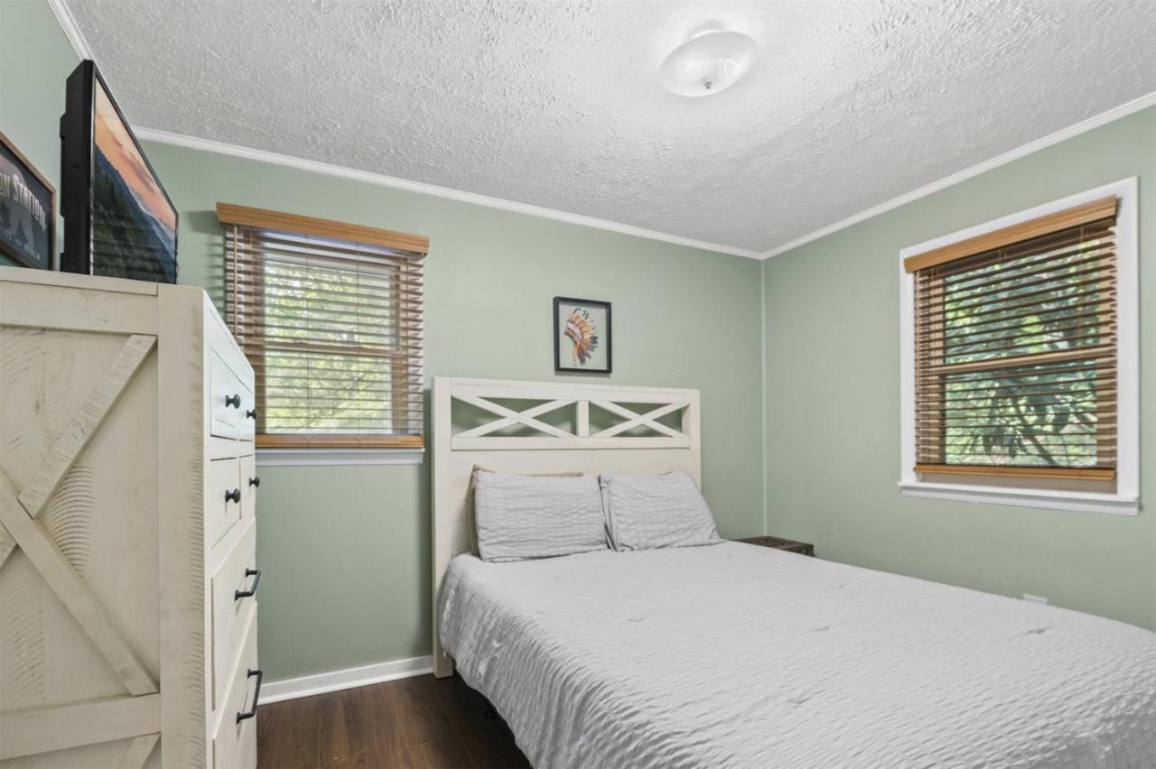 Holiday home Serene Forest View- Hot Tub- Pet Friendly With Fenced Yard *