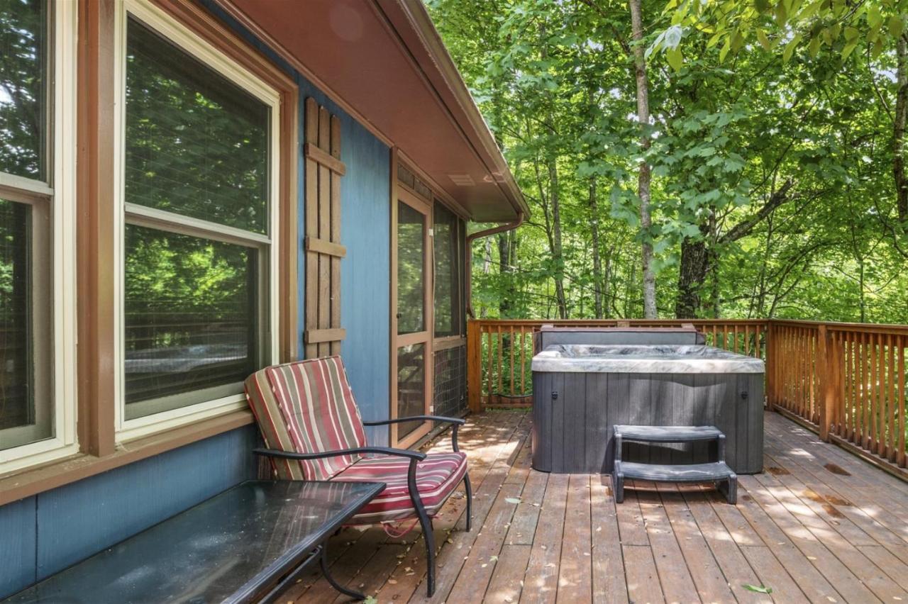 Serene Forest View- Hot Tub- Pet Friendly With Fenced Yard