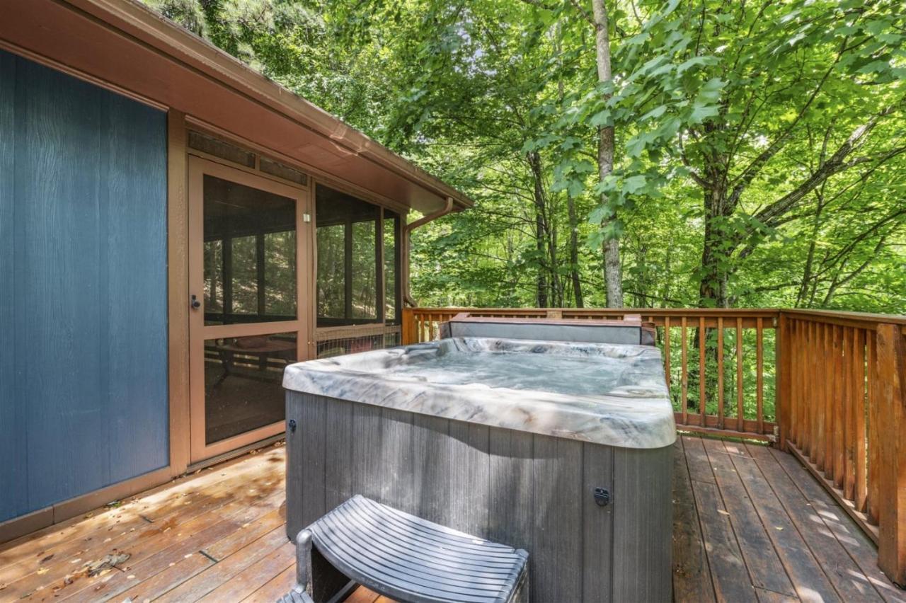 Holiday home Serene Forest View- Hot Tub- Pet Friendly With Fenced Yard Gatlinburg