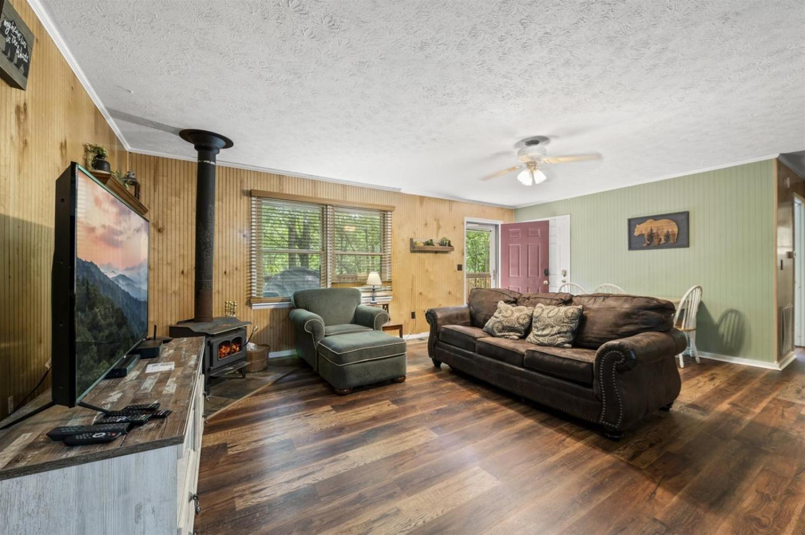 Serene Forest View- Hot Tub- Pet Friendly With Fenced Yard * Gatlinburg