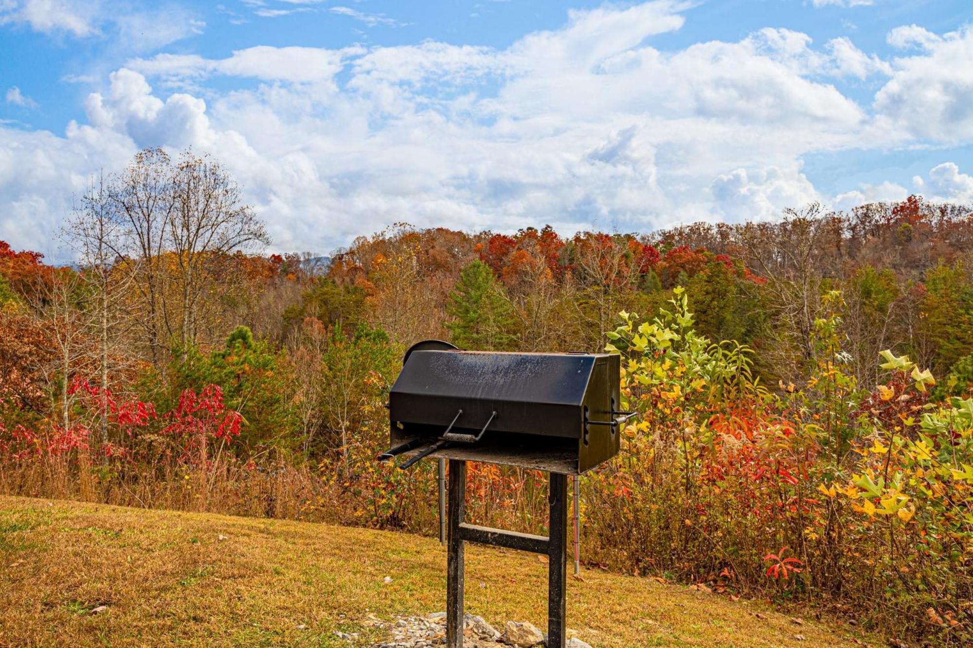 Ridge View Nature And Mountain View - Hot Tub - Firepit - Yard - Games Gatlinburg