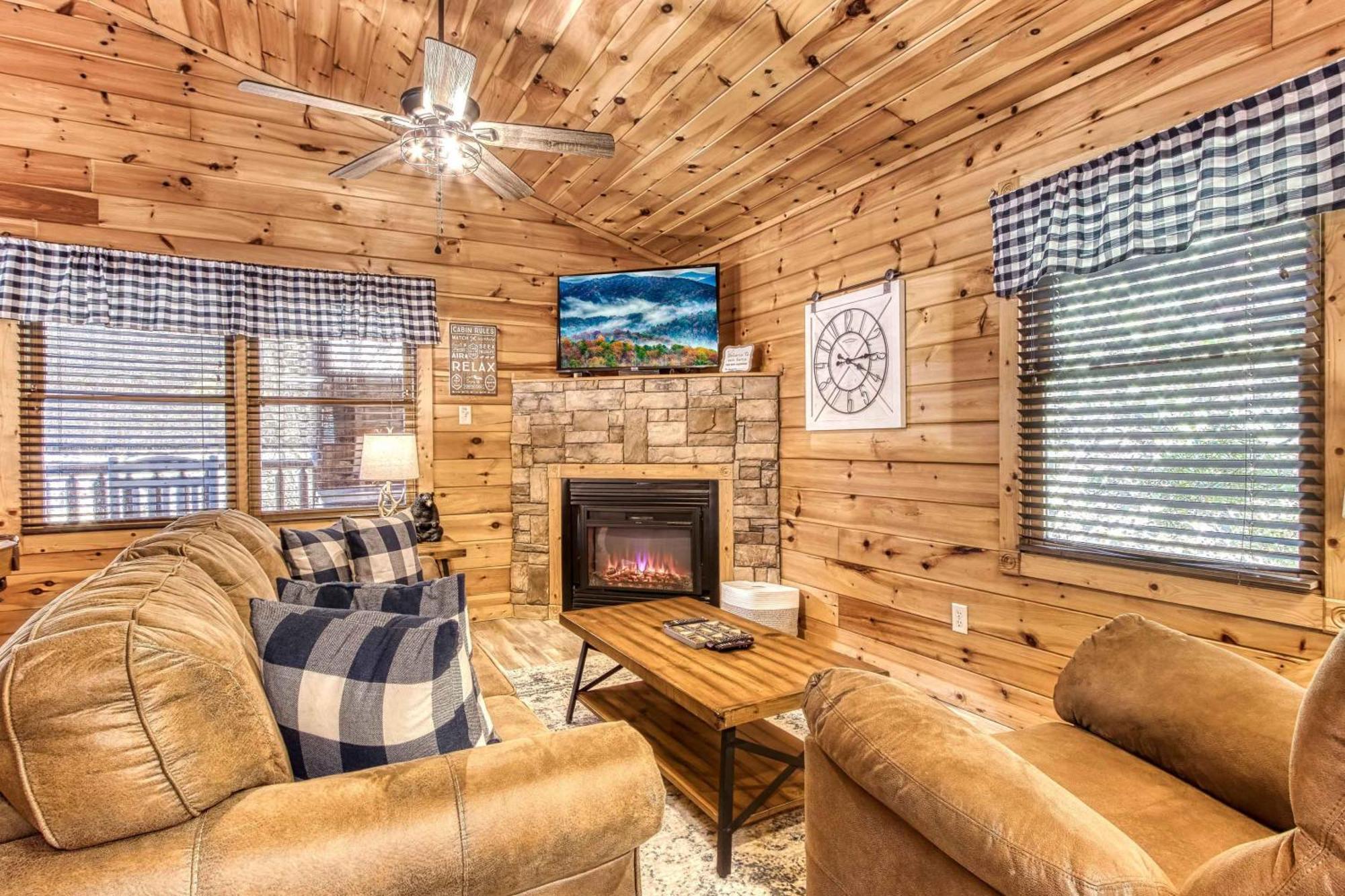 Holiday home Dog Friendly, Romantic Mtn Getaway Hot Tub Pool Gatlinburg