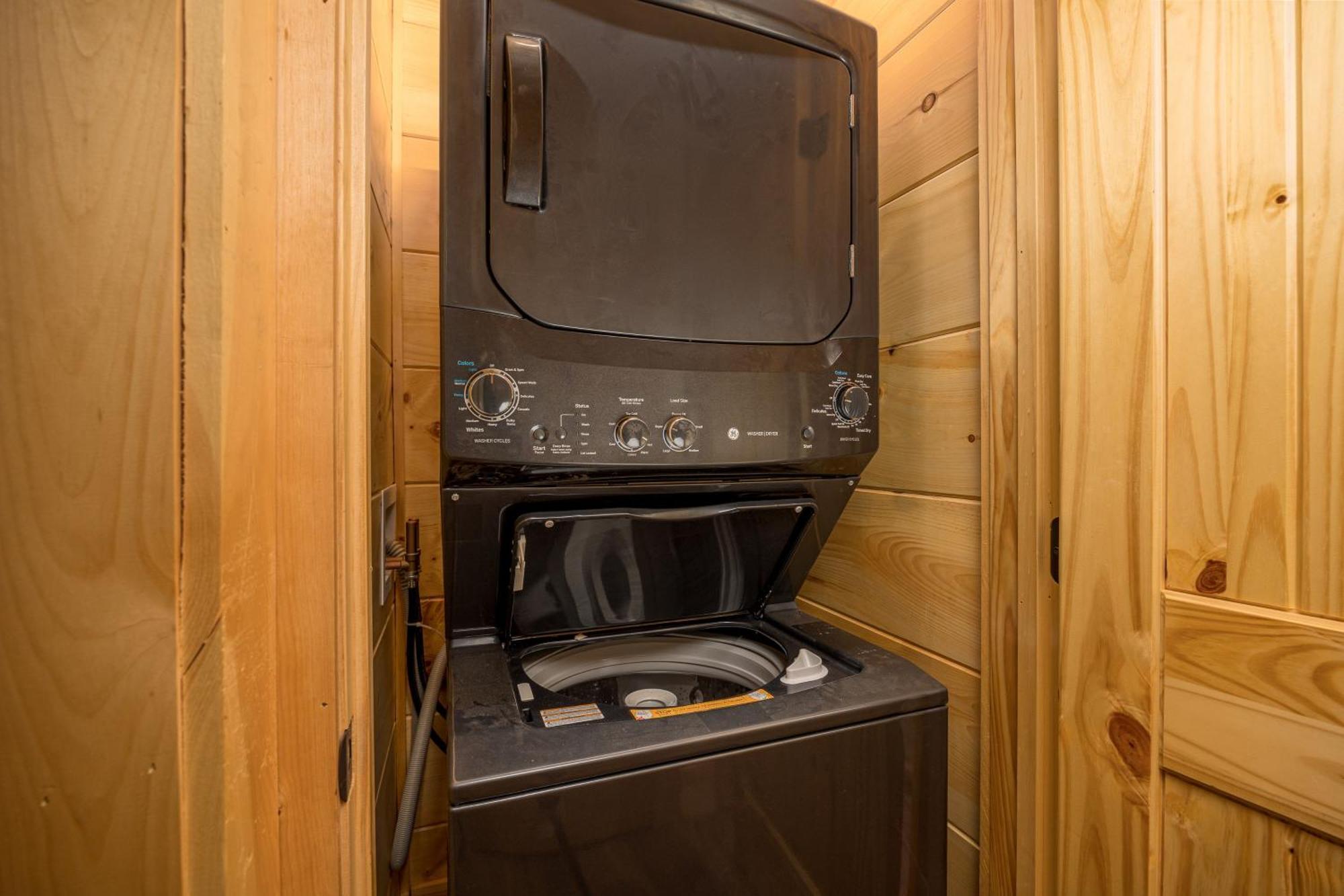 Hidden Gem For Up To 10 With Wi-fi, Game Room, Hot Tub And Swim Spa, Close To Town, Private Holiday home *