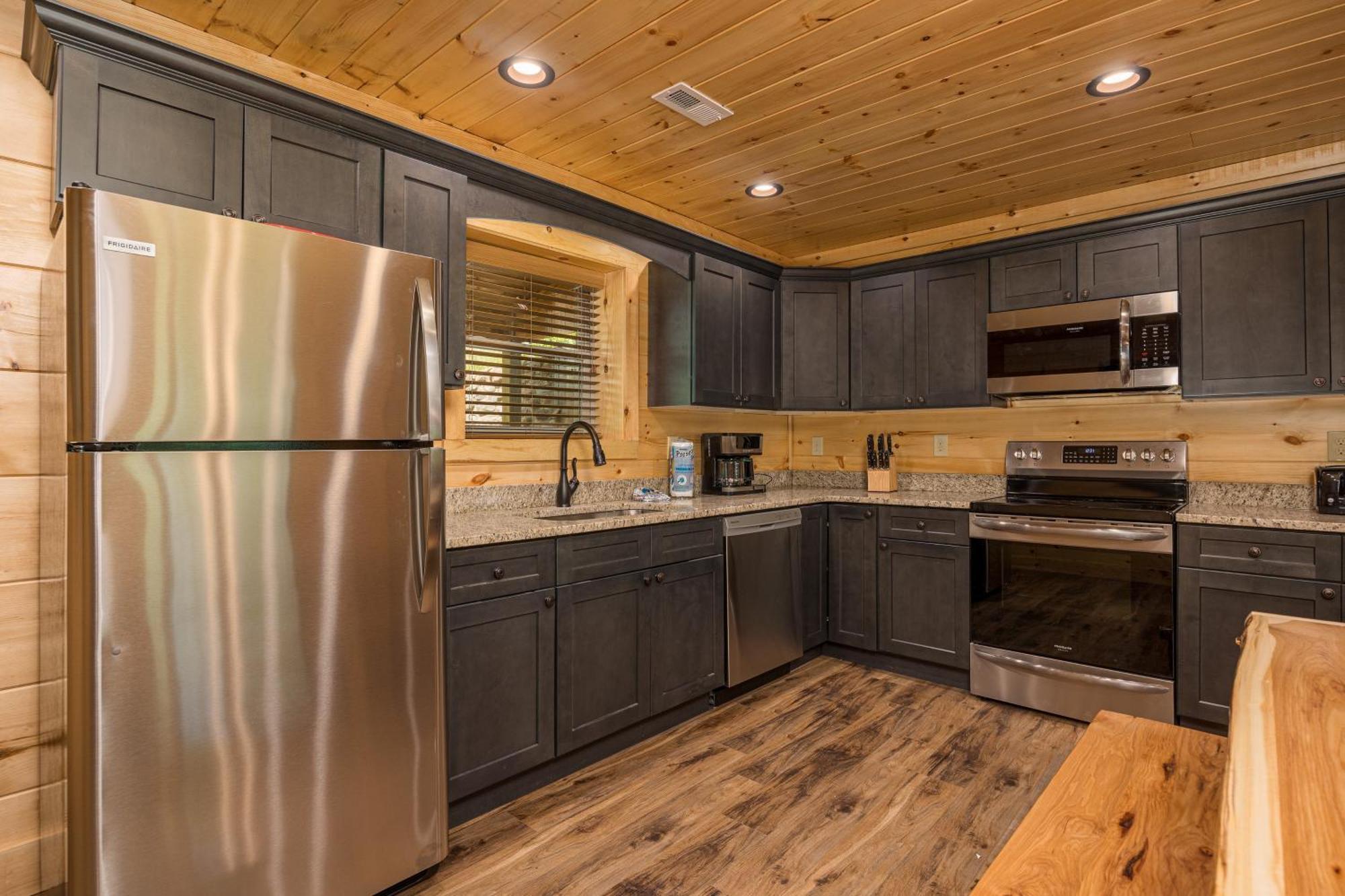Hidden Gem For Up To 10 With Wi-fi, Game Room, Hot Tub And Swim Spa, Close To Town, Private Holiday home