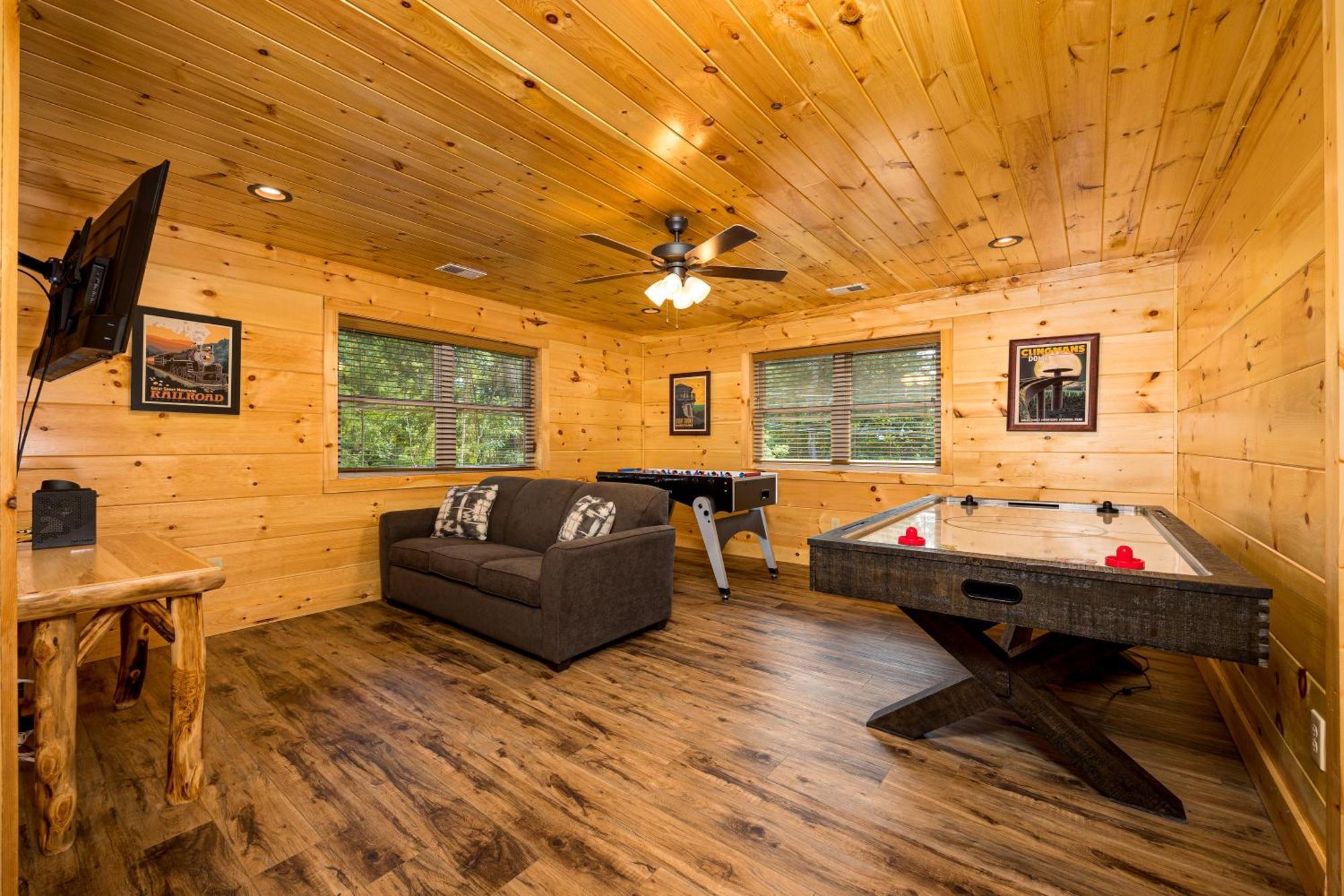 Hidden Gem For Up To 10 With Wi-fi, Game Room, Hot Tub And Swim Spa, Close To Town, Private Holiday home Gatlinburg