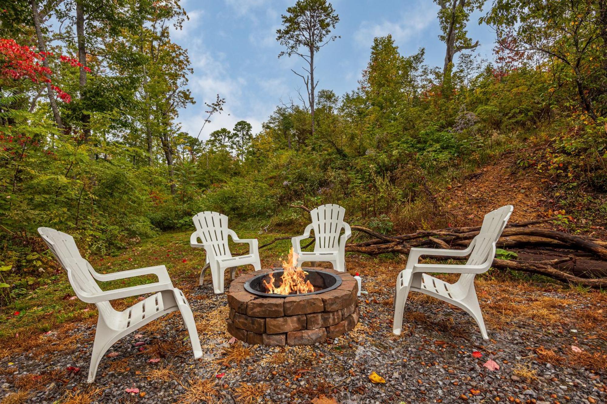 Hidden Gem For Up To 10 With Wi-fi, Game Room, Hot Tub And Swim Spa, Close To Town, Private Holiday home Gatlinburg