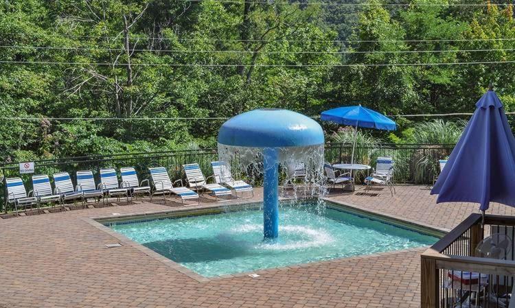 Whispering Waters Cabin * Gatlinburg
