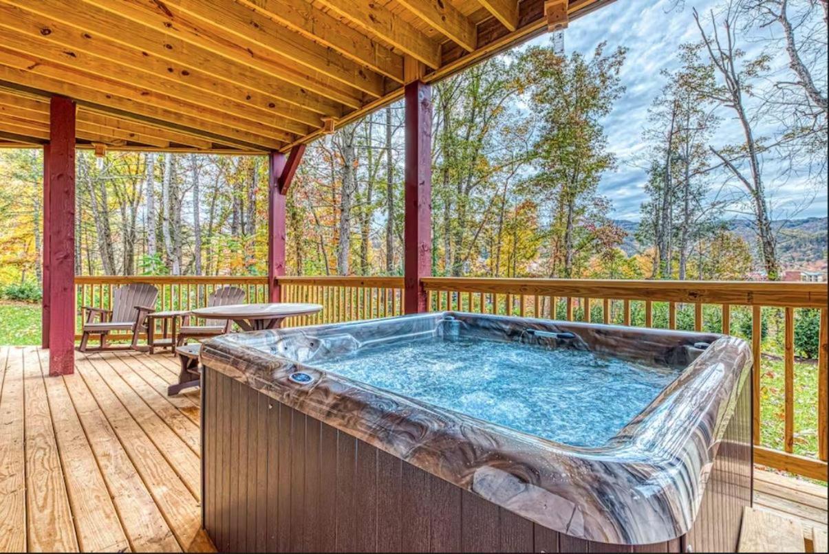 The Big Willow Retreat By Stony Brook * Gatlinburg