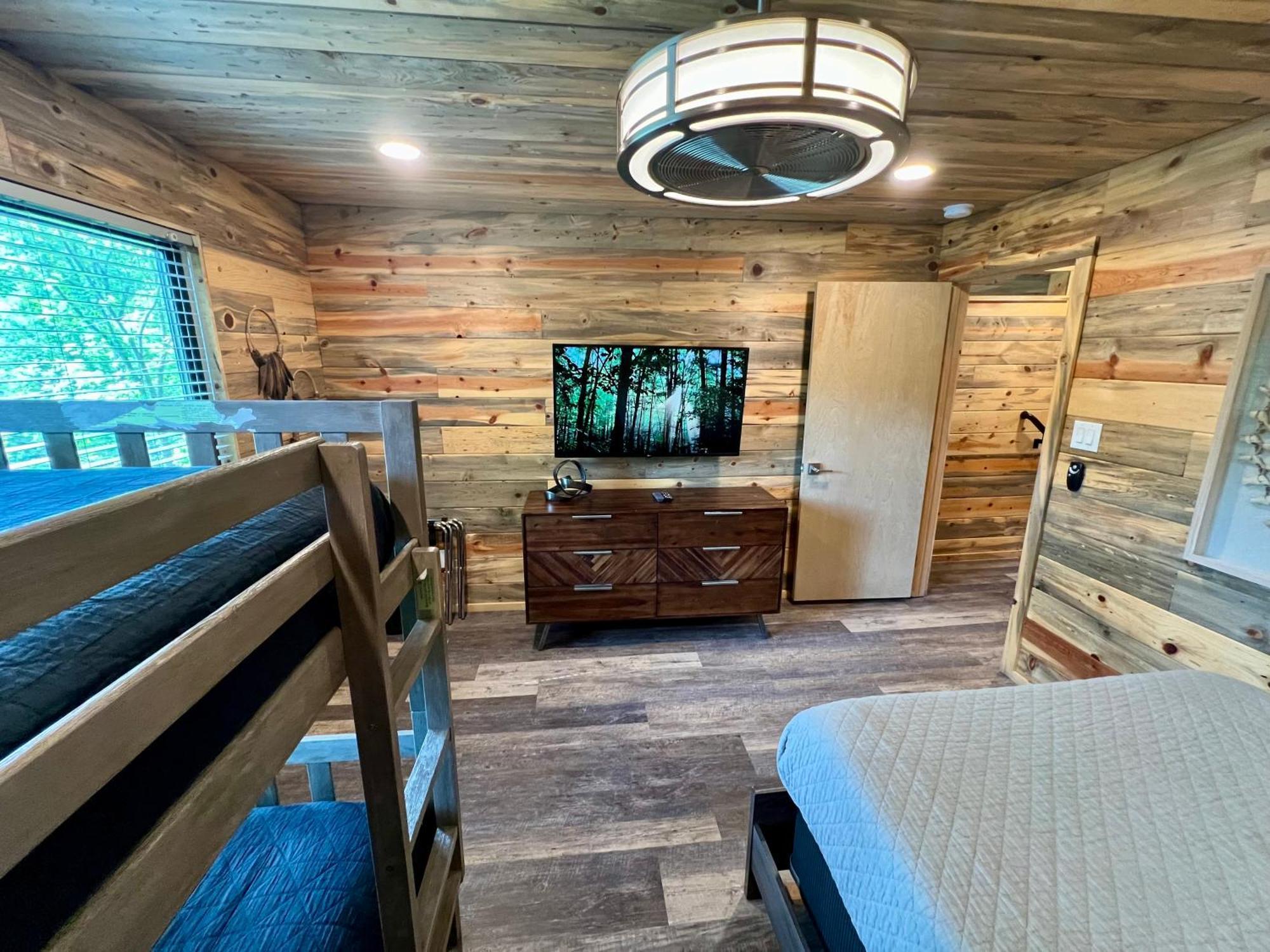 Holiday home Experience Luxury At Smoky Mountain Hideaway, Just 5 Miles From Downtown