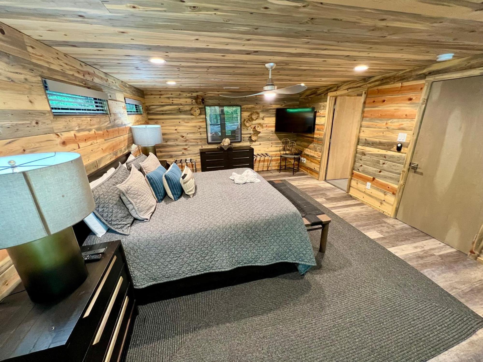 Experience Luxury At Smoky Mountain Hideaway, Just 5 Miles From Downtown Holiday home Gatlinburg