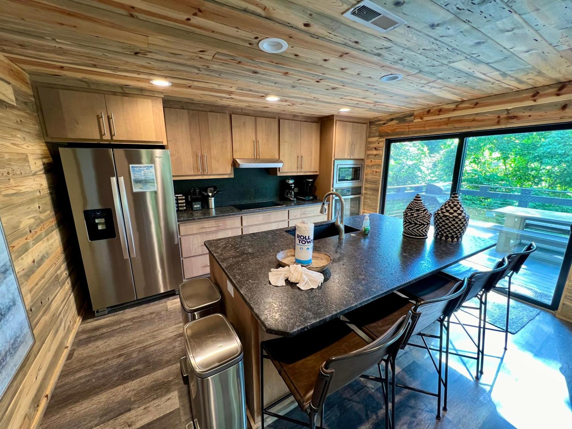 Experience Luxury At Smoky Mountain Hideaway, Just 5 Miles From Downtown Holiday home