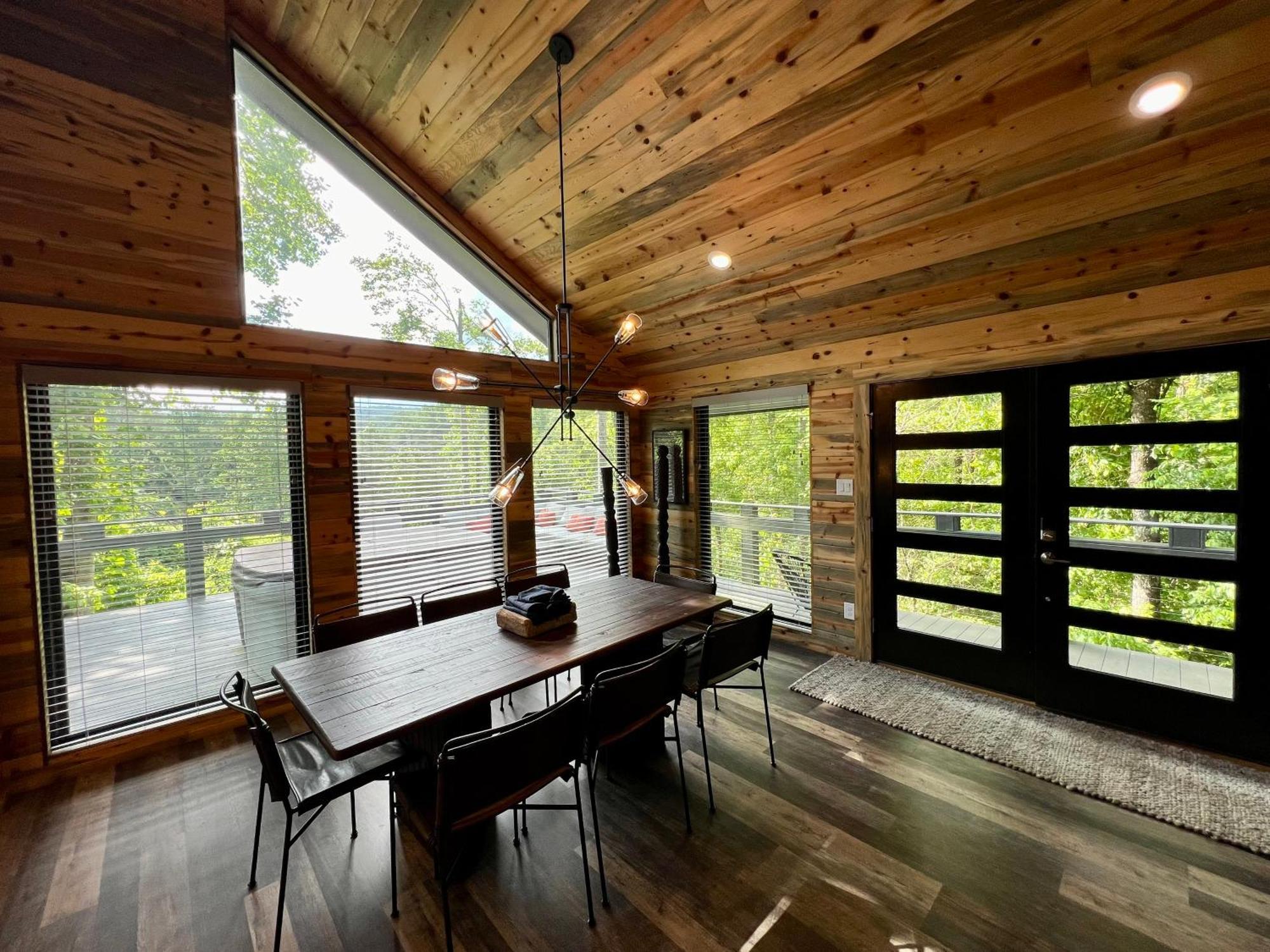 Holiday home Experience Luxury At Smoky Mountain Hideaway, Just 5 Miles From Downtown *