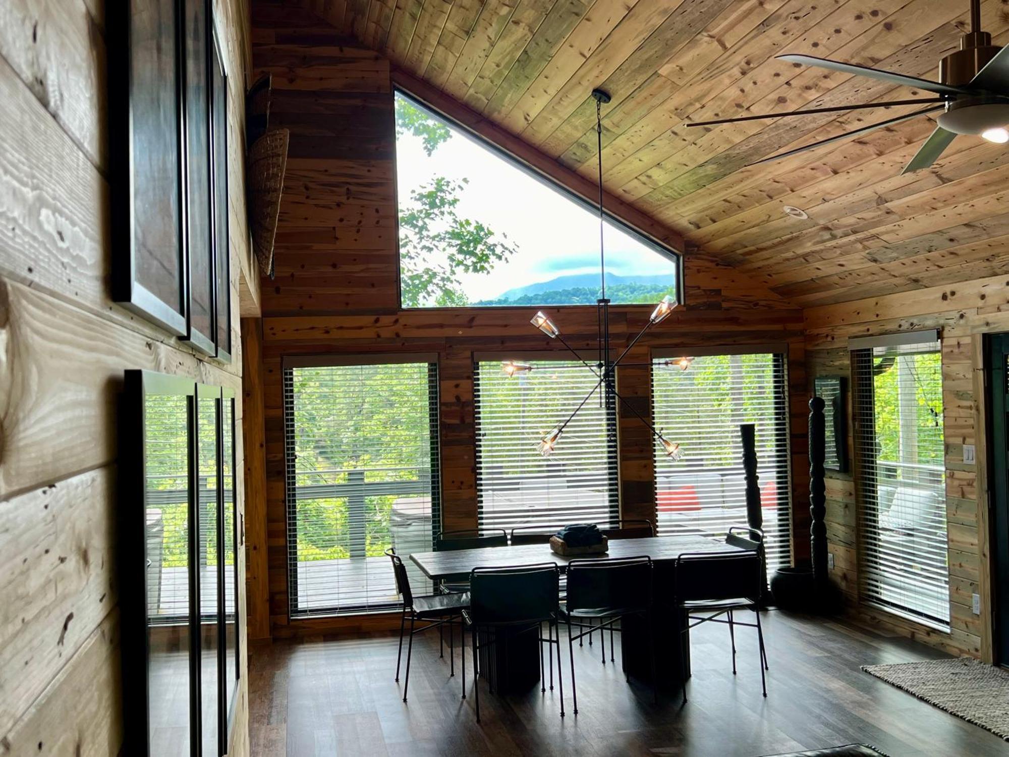 Experience Luxury At Smoky Mountain Hideaway, Just 5 Miles From Downtown Holiday home *