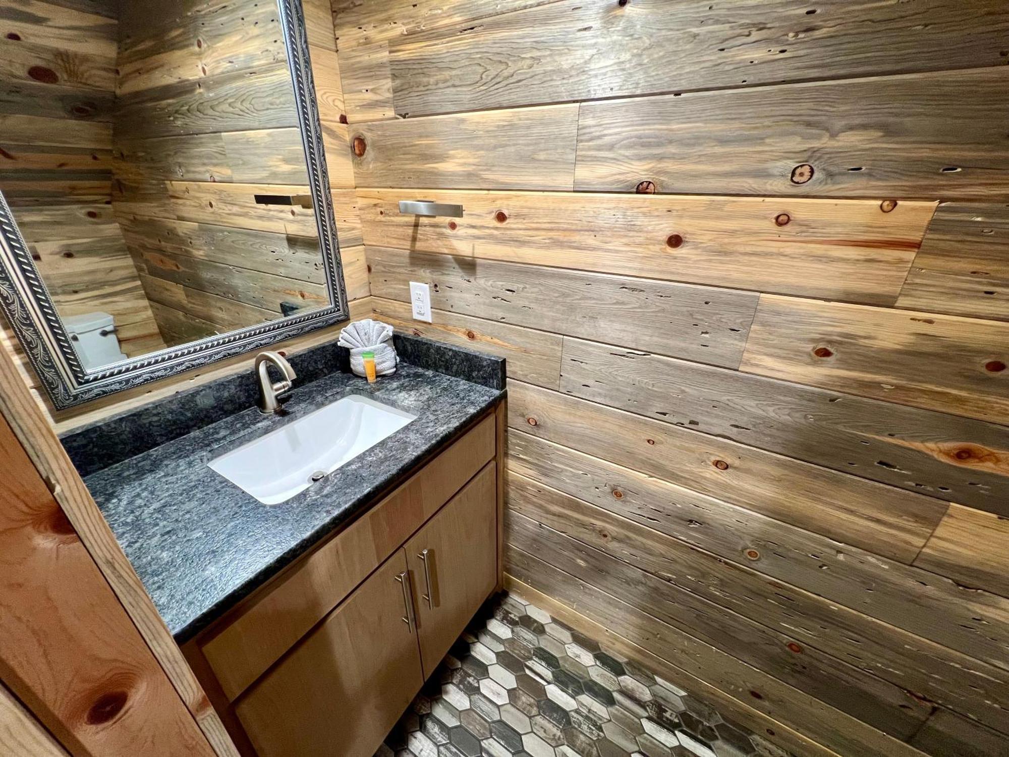 Experience Luxury At Smoky Mountain Hideaway, Just 5 Miles From Downtown Gatlinburg