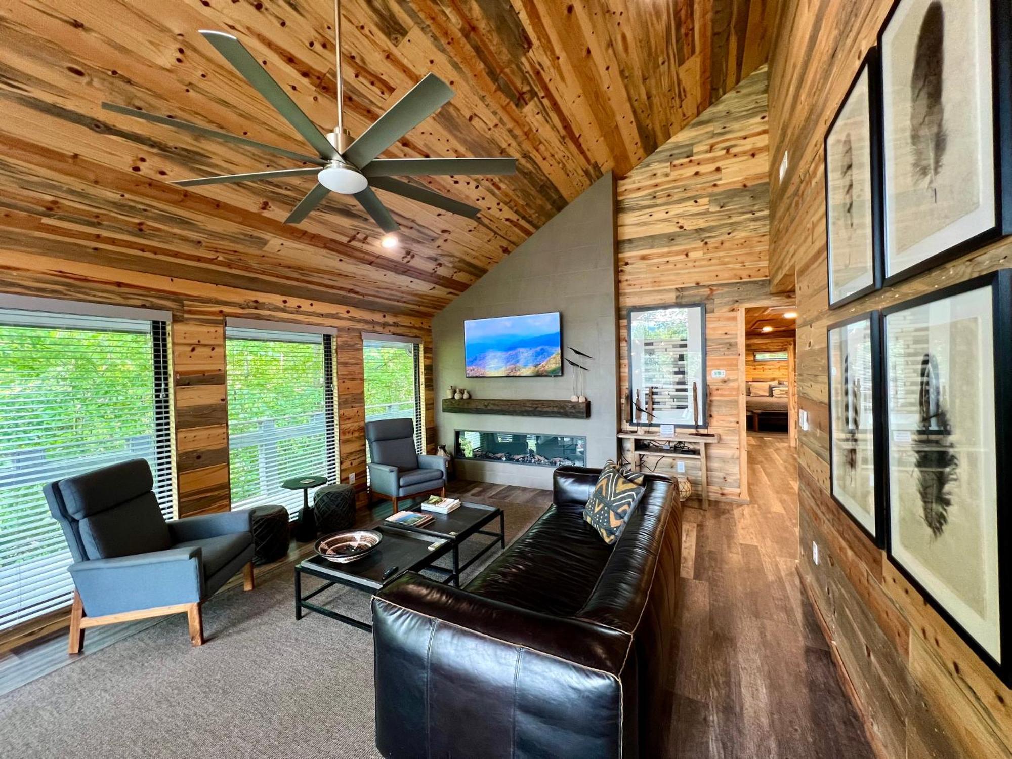 Holiday home Experience Luxury At Smoky Mountain Hideaway, Just 5 Miles From Downtown Gatlinburg