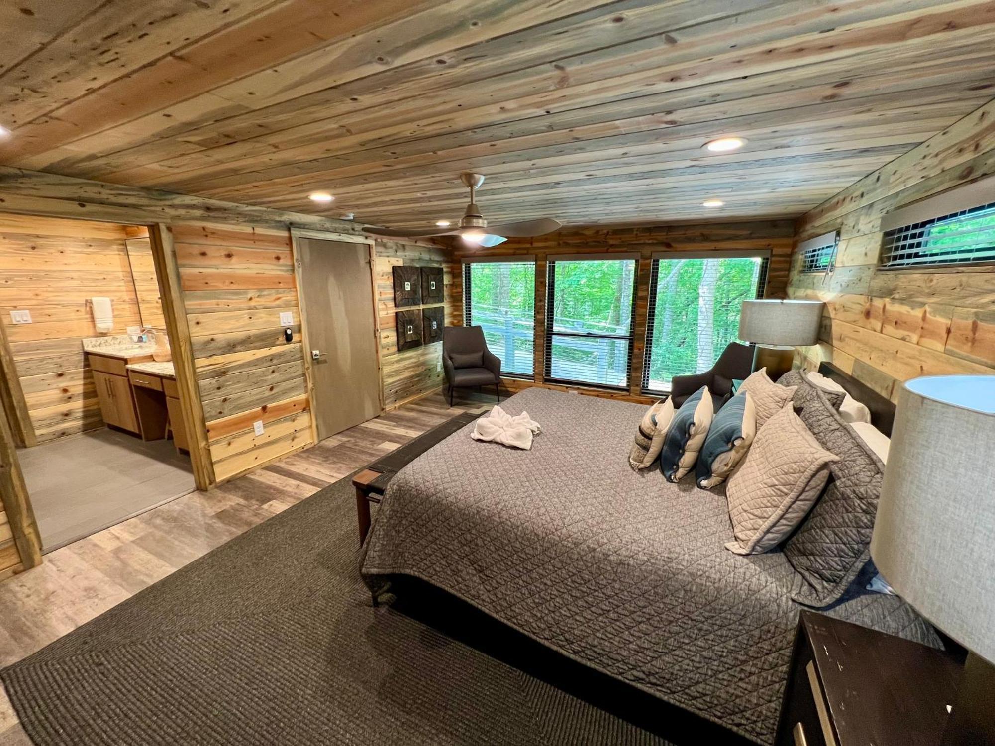 Experience Luxury At Smoky Mountain Hideaway, Just 5 Miles From Downtown Holiday home
