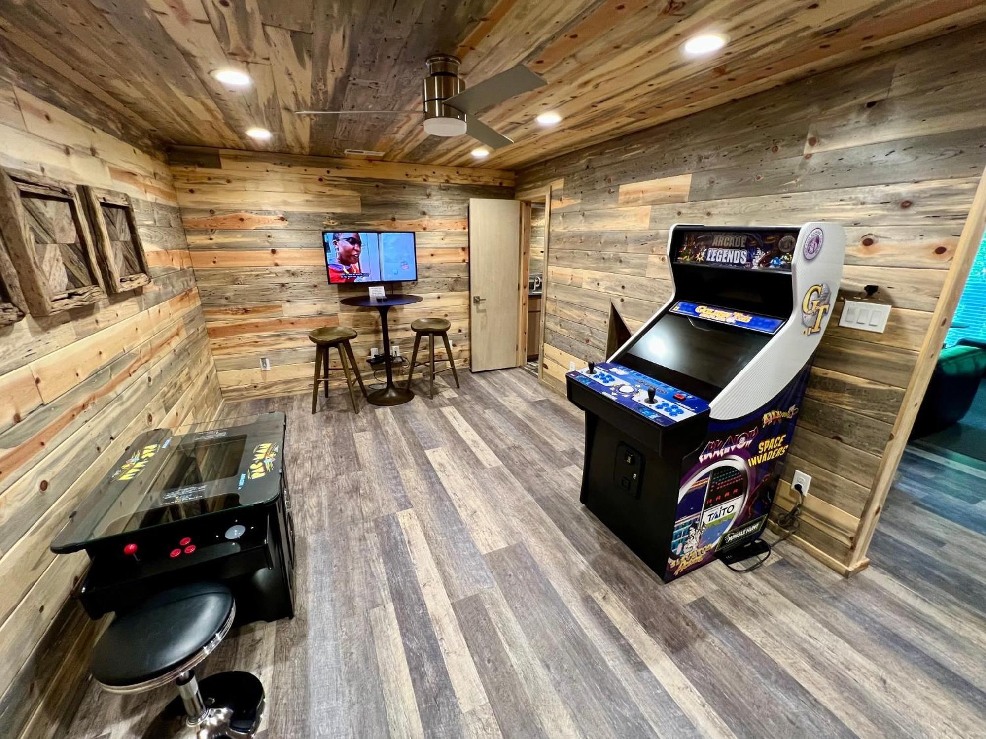 Experience Luxury At Smoky Mountain Hideaway, Just 5 Miles From Downtown Holiday home