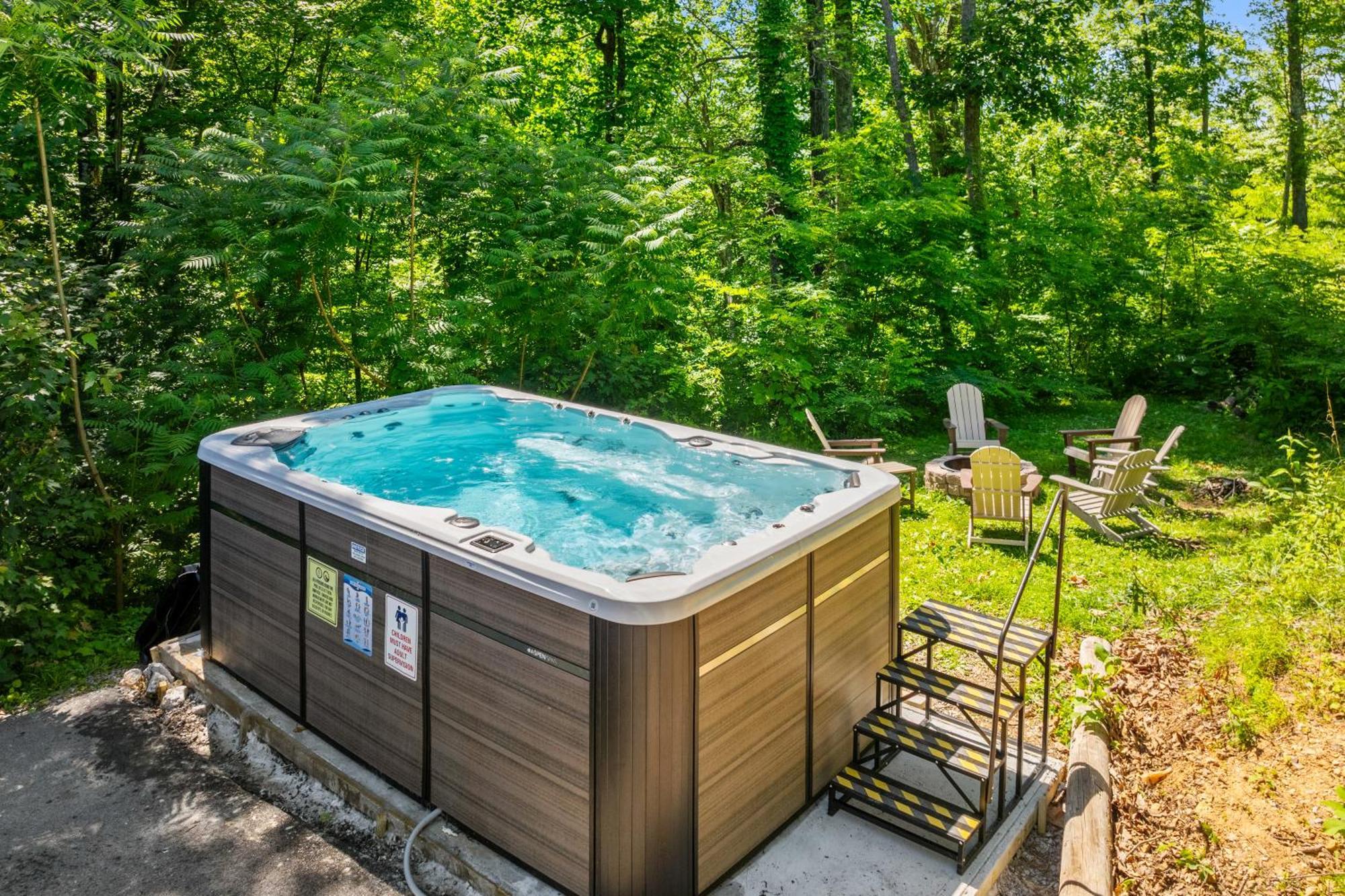Holiday home Hidden Gem For Up To 10 With Wi-fi, Game Room, Hot Tub And Swim Spa, Close To Town, Private Gatlinburg