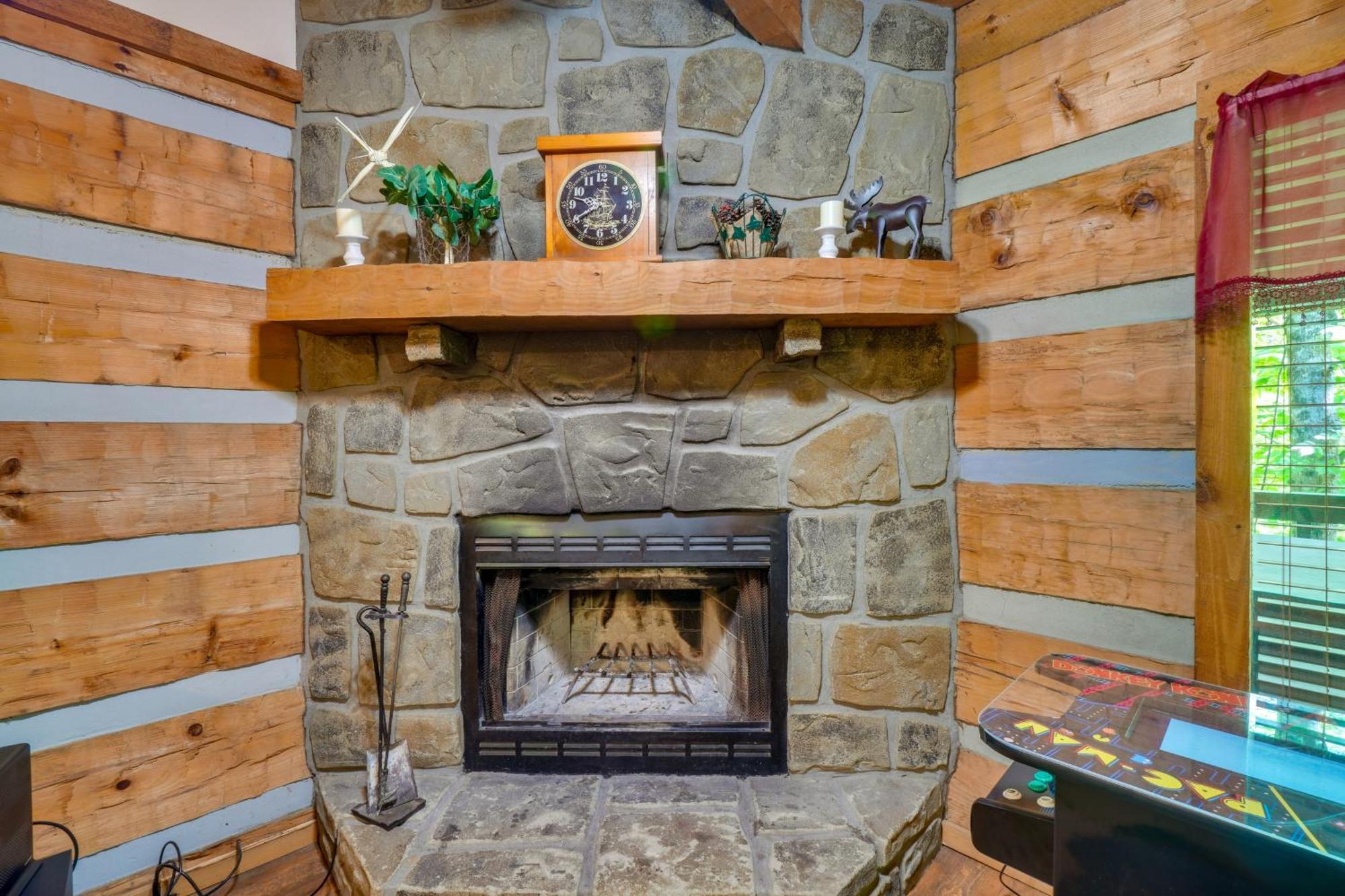 With Hot Tub About 6 Mi To Downtown! * Gatlinburg