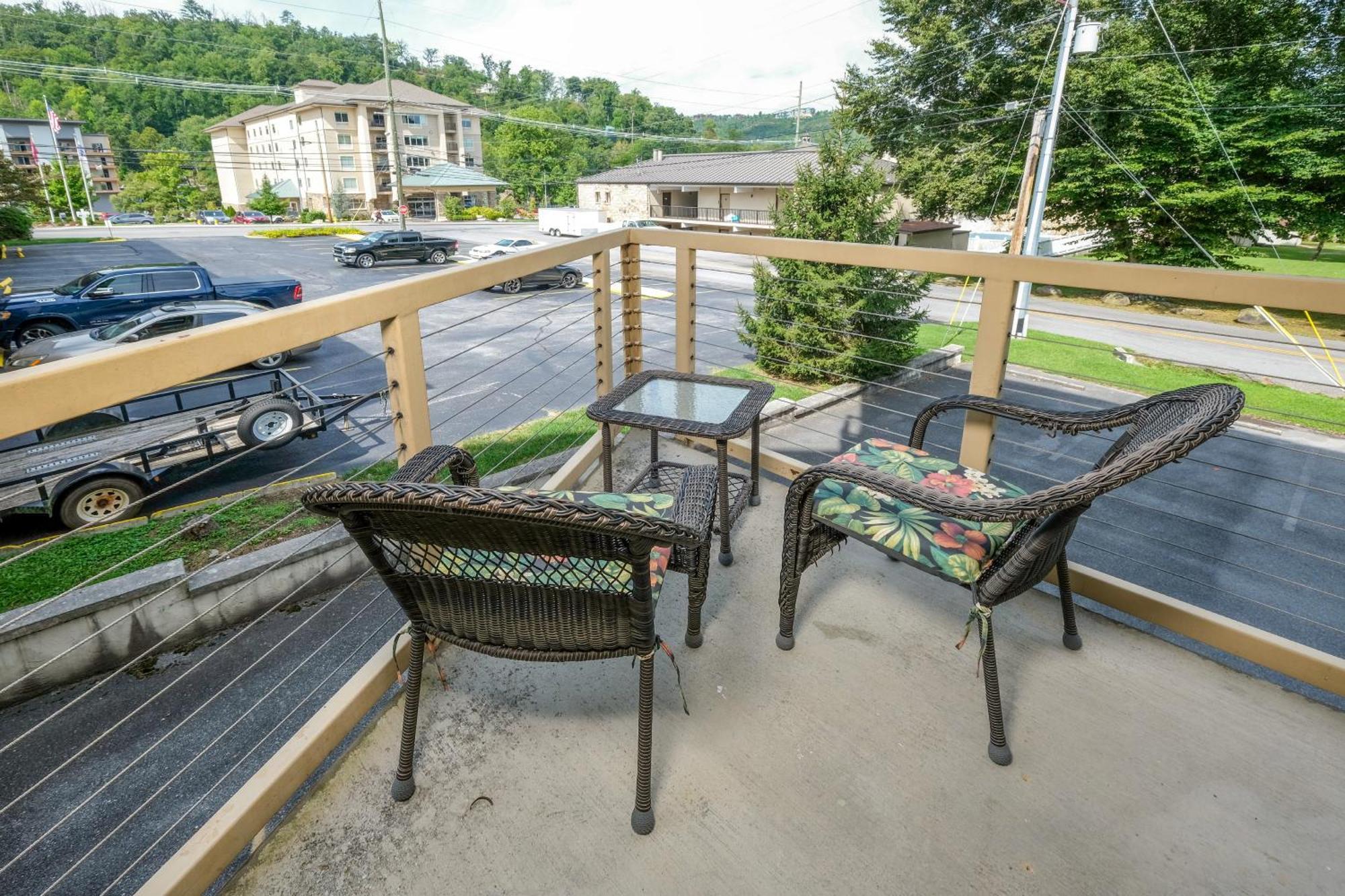 Midtown Bears Den Gatlinburg
