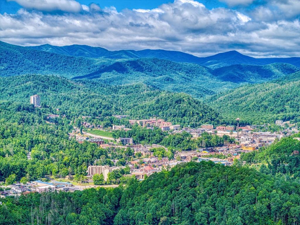 Great Smoky View, Panoramic View, 1089 Of Free Tickets For Each Paid Day, Dollywood And *