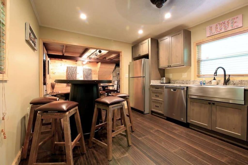 Chalet Foothills - Lrg Private - Hottub - Fireplace & Pit - Gburg 7min *