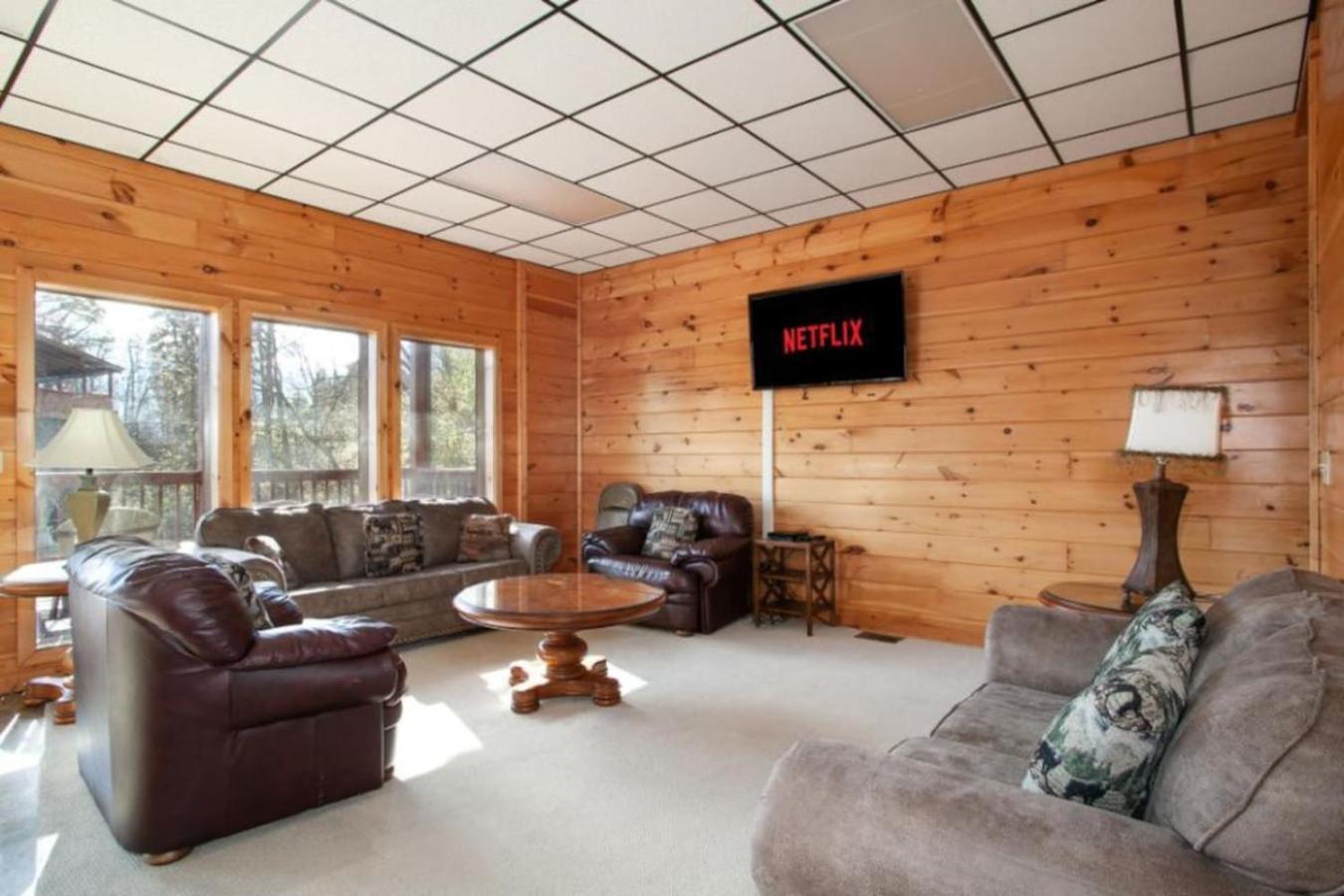 Hillbilly Hilton Hot Tub, Game Room, Mtn View Gatlinburg