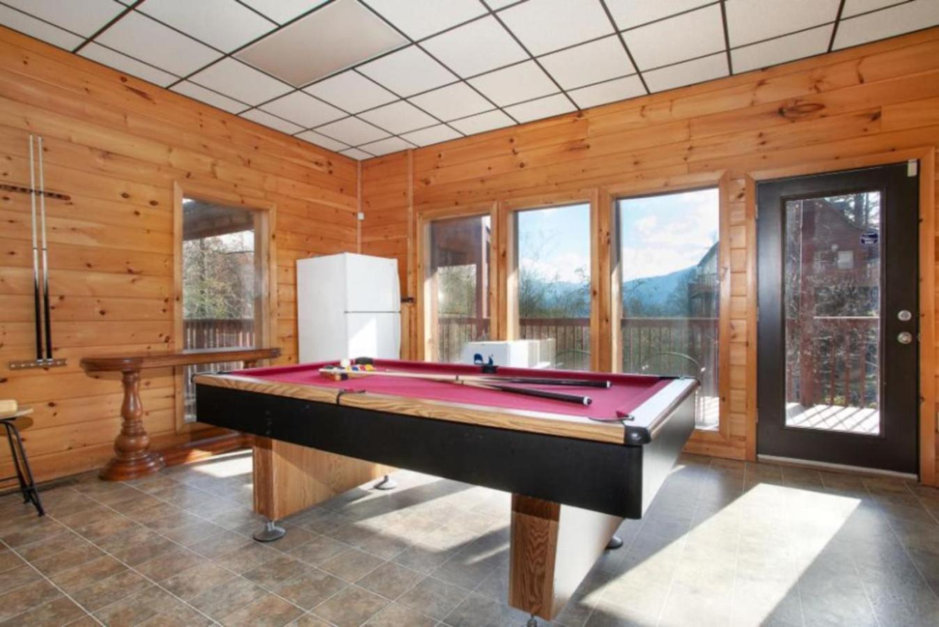 Hillbilly Hilton Hot Tub, Game Room, Mtn View