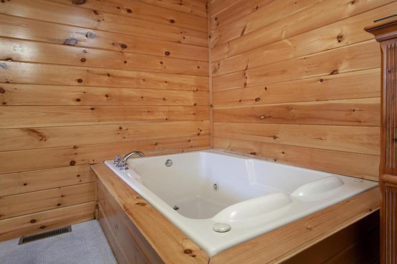 Hillbilly Hilton Hot Tub, Game Room, Mtn View Holiday home Gatlinburg
