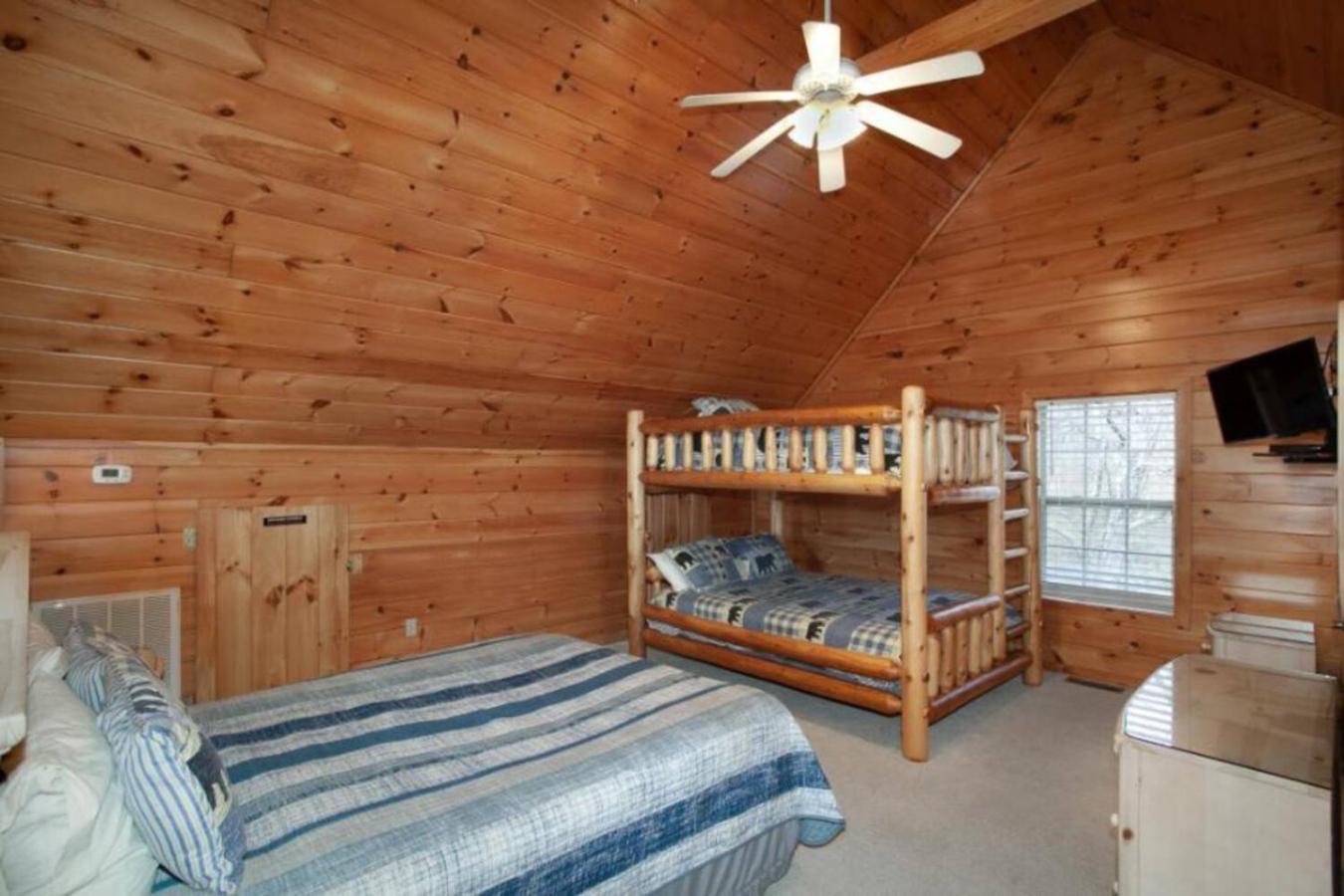 Hillbilly Hilton Hot Tub, Game Room, Mtn View Holiday home Gatlinburg