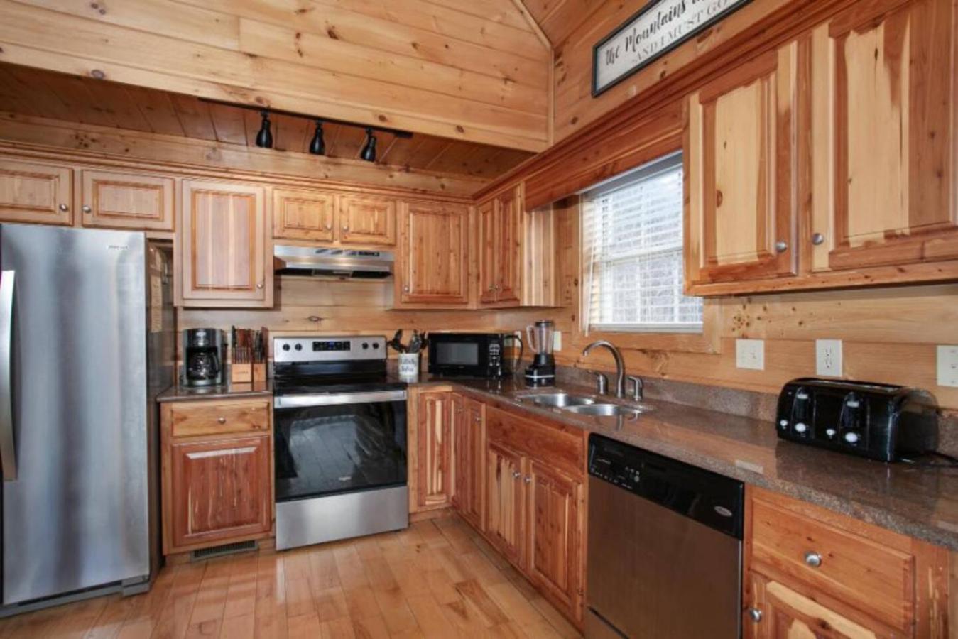 Hillbilly Hilton Hot Tub, Game Room, Mtn View Holiday home