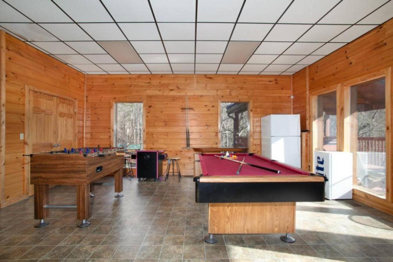 Hillbilly Hilton Hot Tub, Game Room, Mtn View Holiday home *