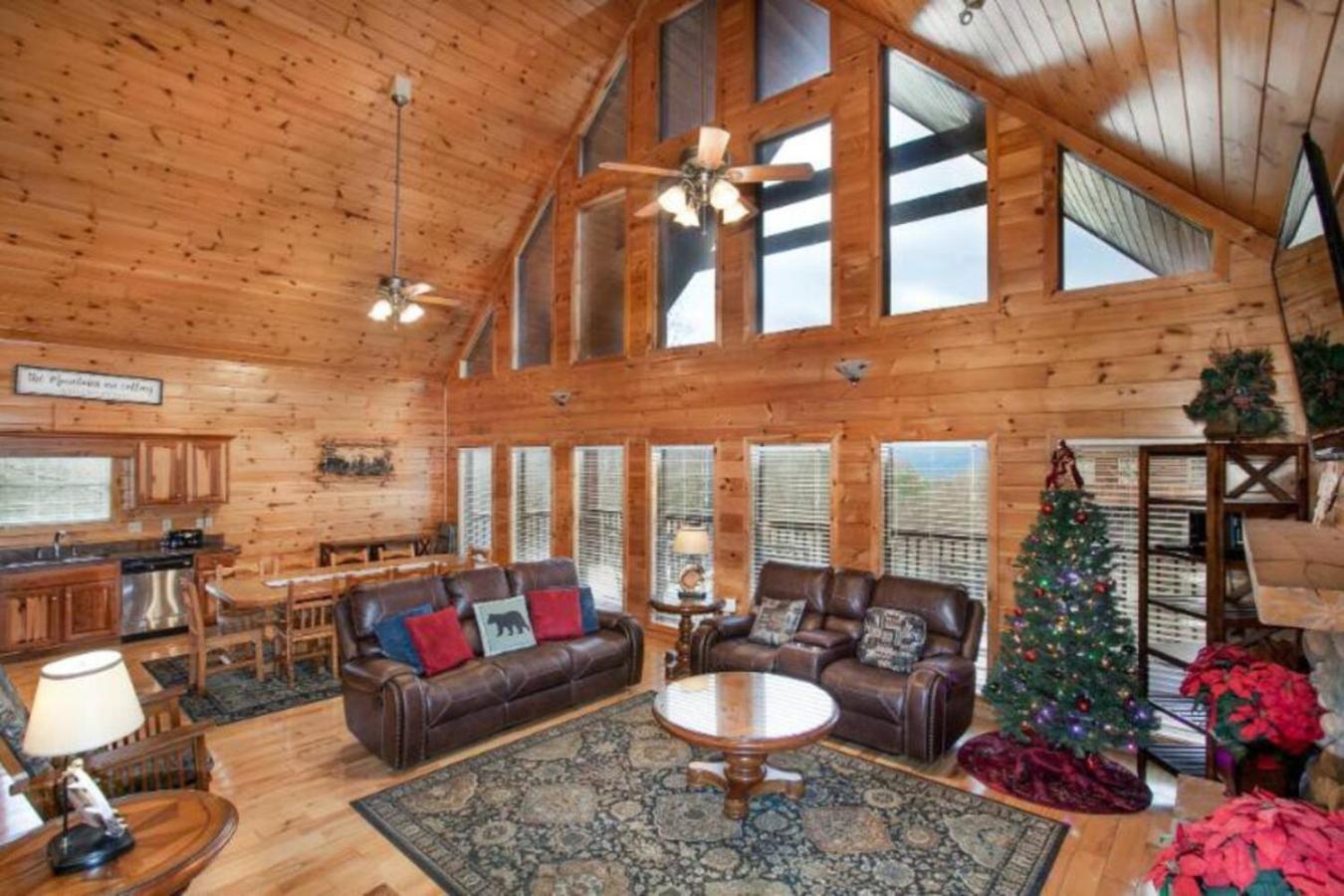 Hillbilly Hilton Hot Tub, Game Room, Mtn View Gatlinburg