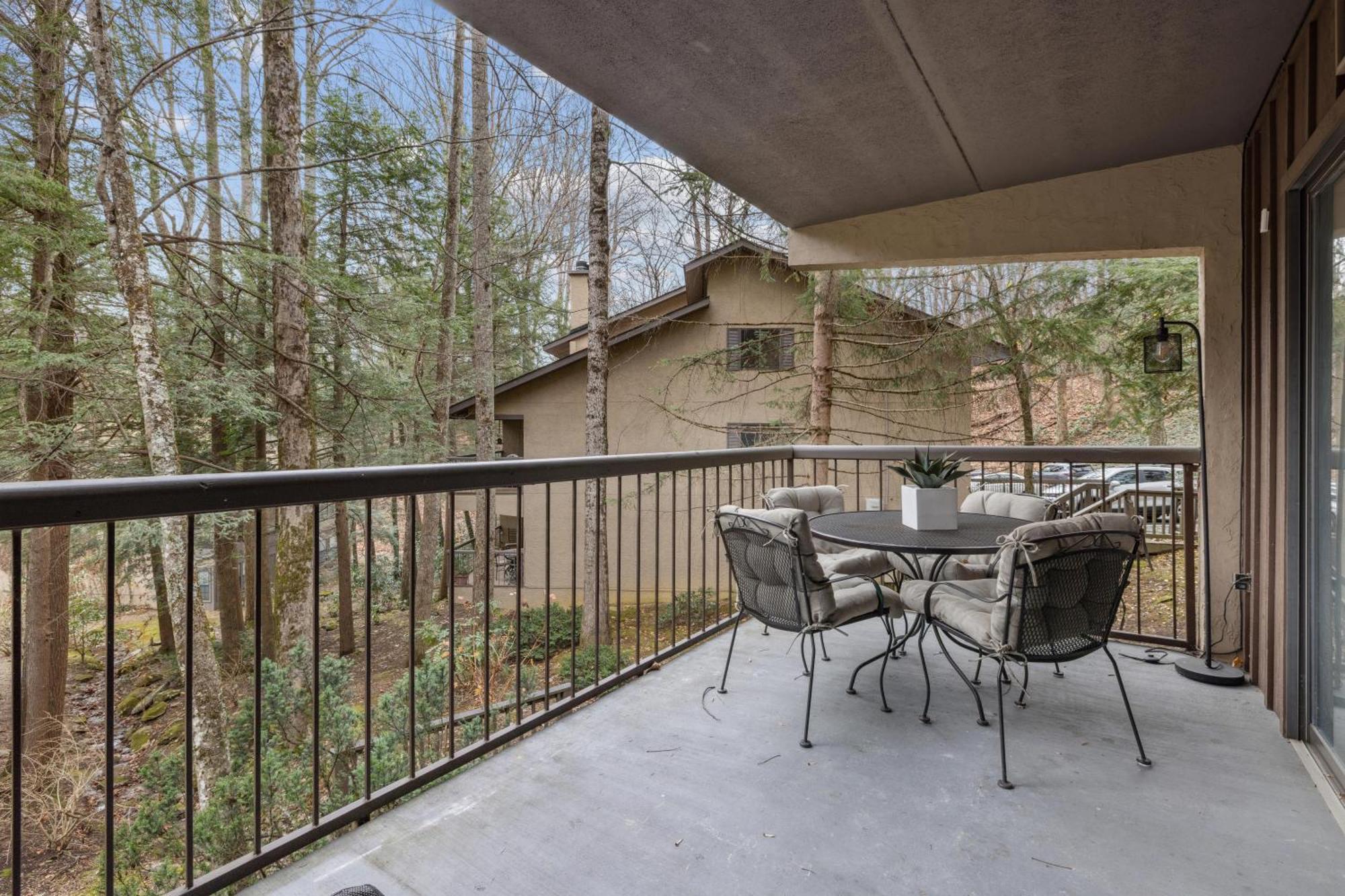 Modern With Pool Table, Balcony & Access To 3 Pools Gatlinburg