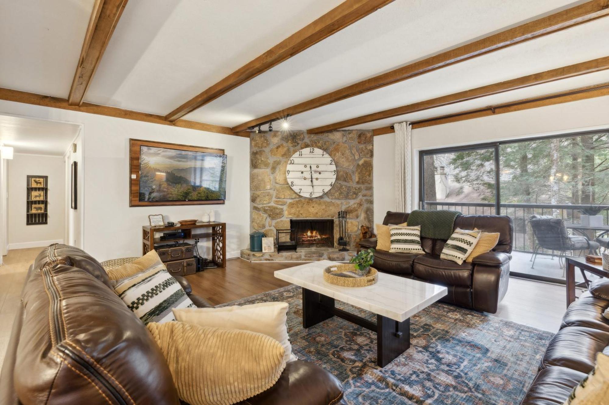 Modern With Pool Table, Balcony & Access To 3 Pools Holiday home Gatlinburg