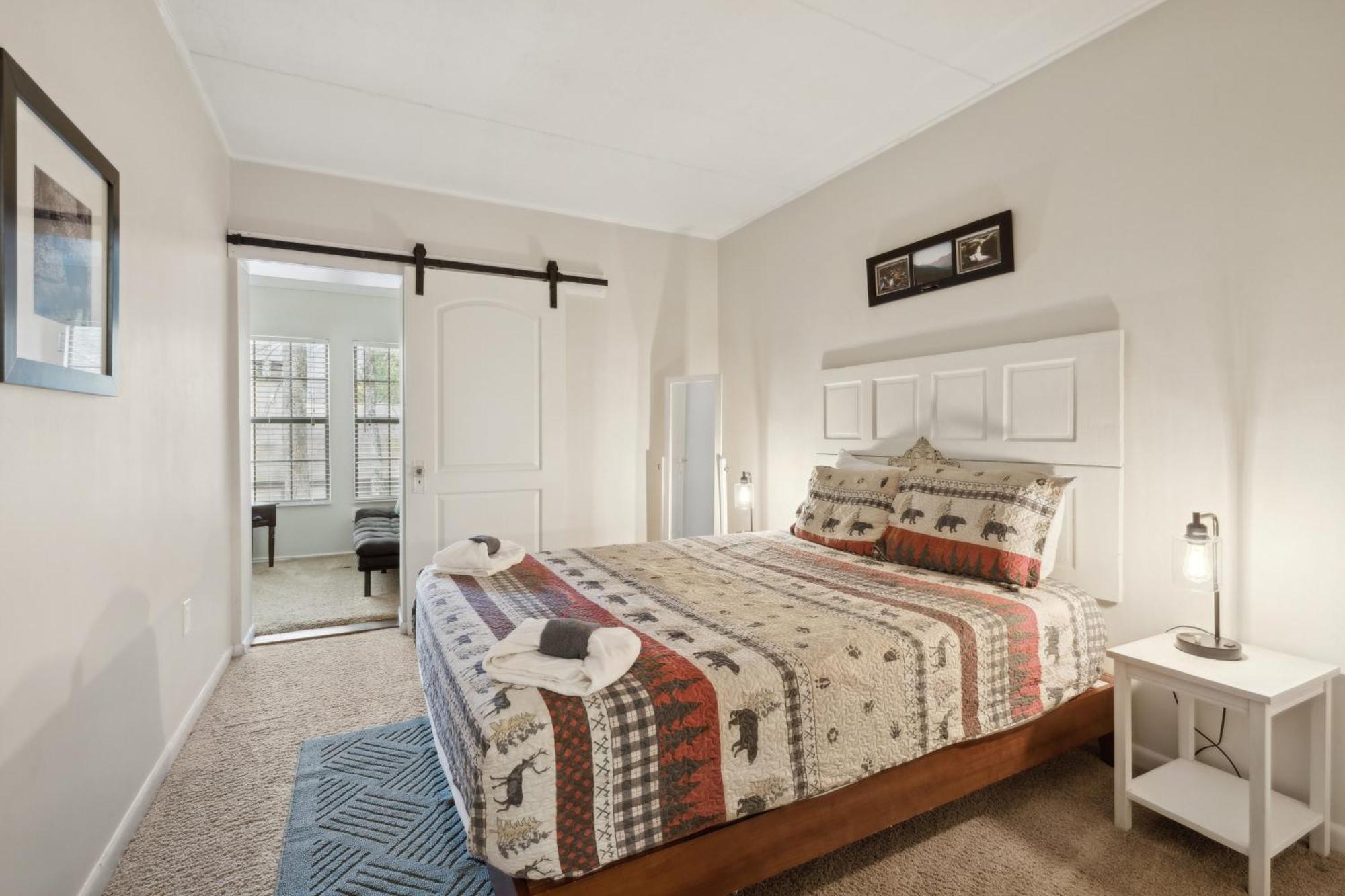 Modern With Pool Table, Balcony & Access To 3 Pools Gatlinburg
