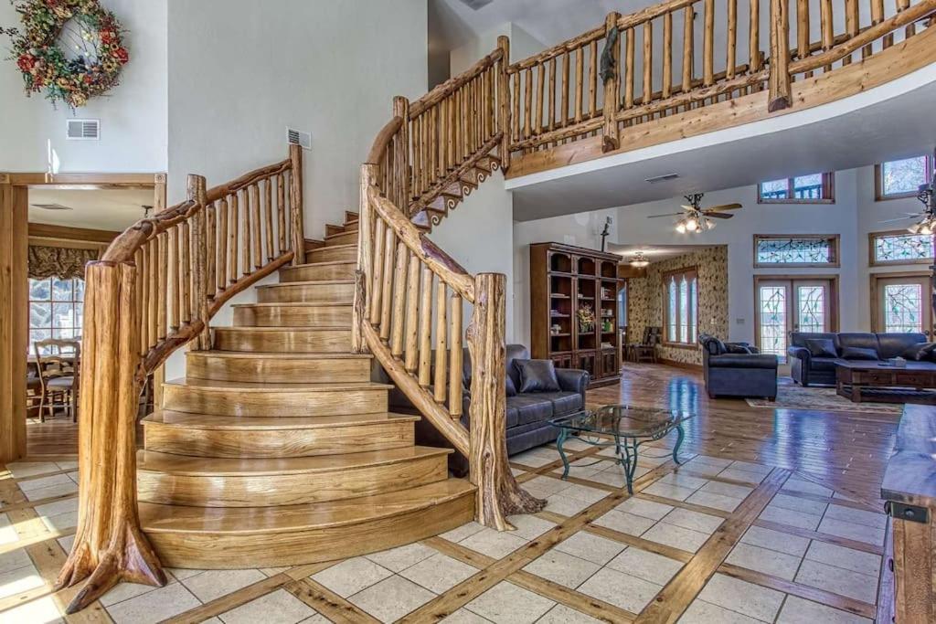 Chalet Mountain Bliss: Estate W/ Views~firepit~hot Tub~gburg 5min~3 Pools