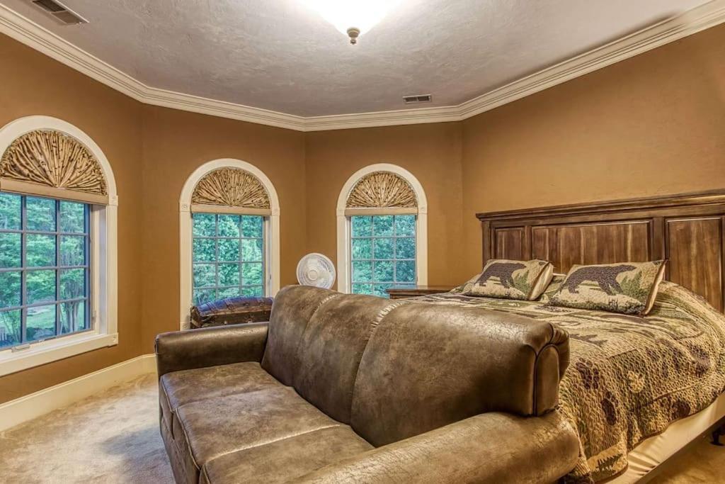 Mountain Bliss: Estate W/ Views~firepit~hot Tub~gburg 5min~3 Pools Gatlinburg