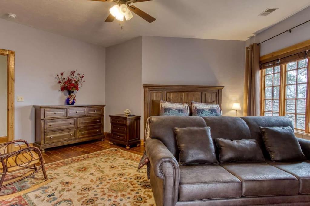 Mountain Bliss: Estate W/ Views~firepit~hot Tub~gburg 5min~3 Pools
